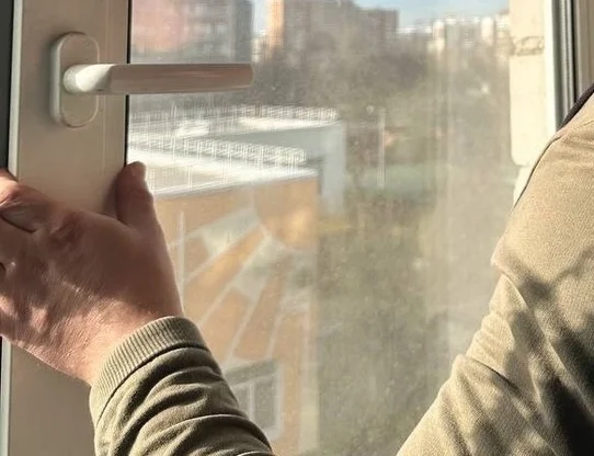 монтаж віконної стулки
